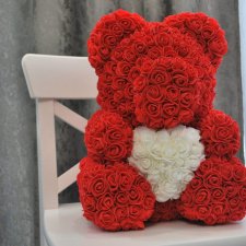 Мишка из роз красный №10 с белым сердцем (40 см)